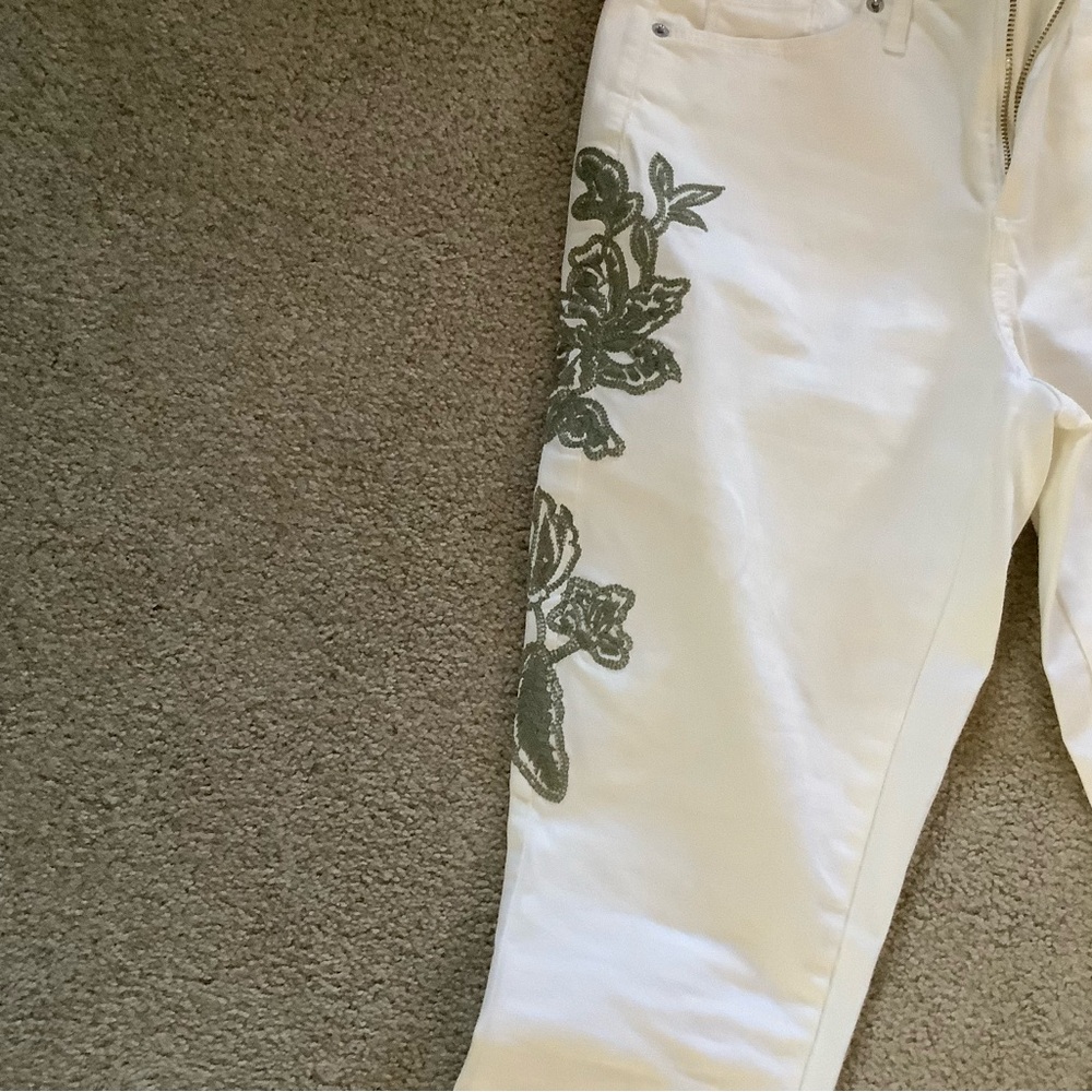 Universal Threads Capris - Picture 2 of 3